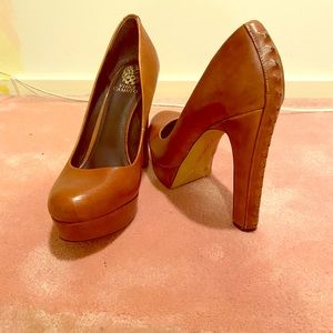 NWOT - Vince Camuto luggage color neutral Pump